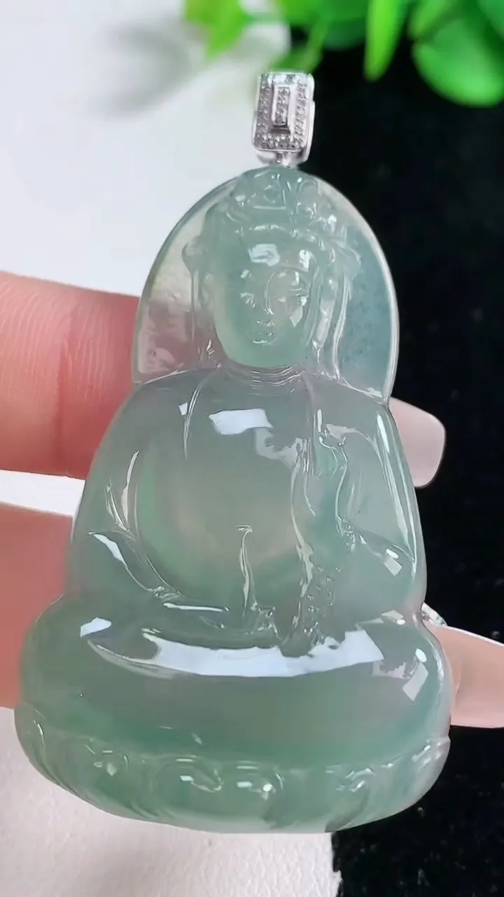 天然A货翡翠观音菩萨吊坠，尺寸50.5-32.2-5.9，重量:17.46g
12月31日