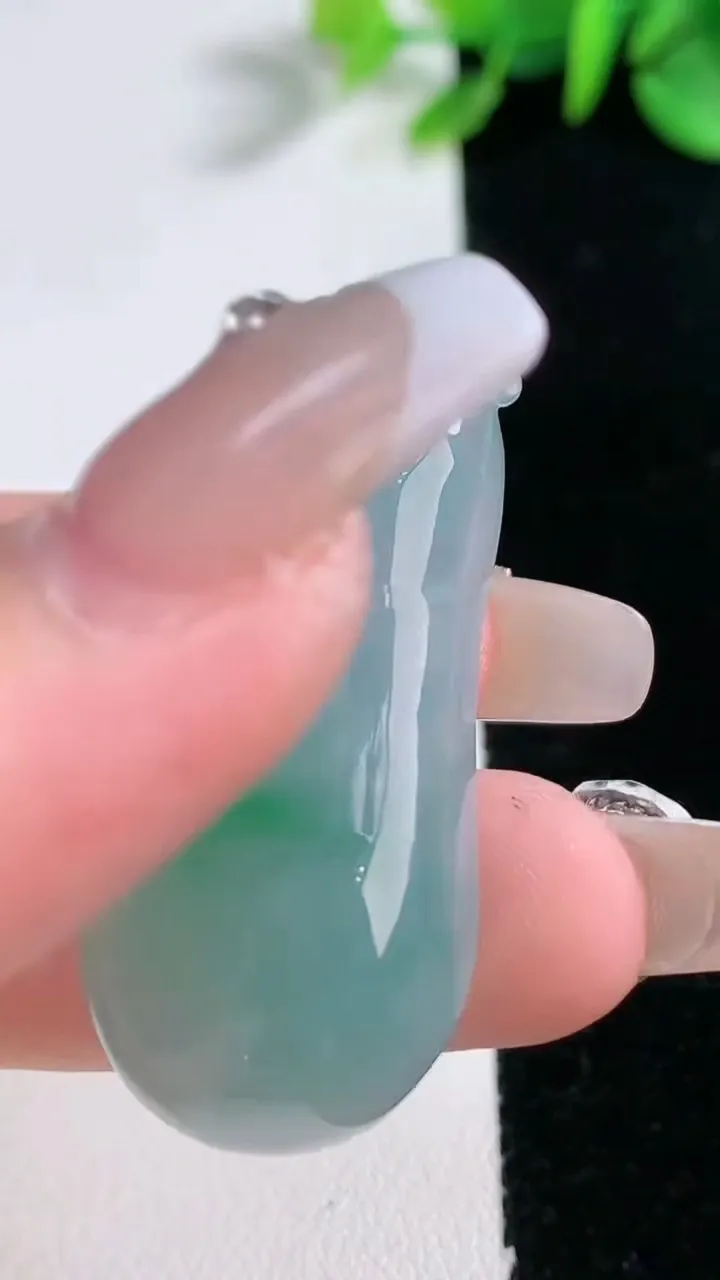 天然A货翡翠福瓜吊坠，尺寸41.6-20-10，重量:15.29g
12月31日