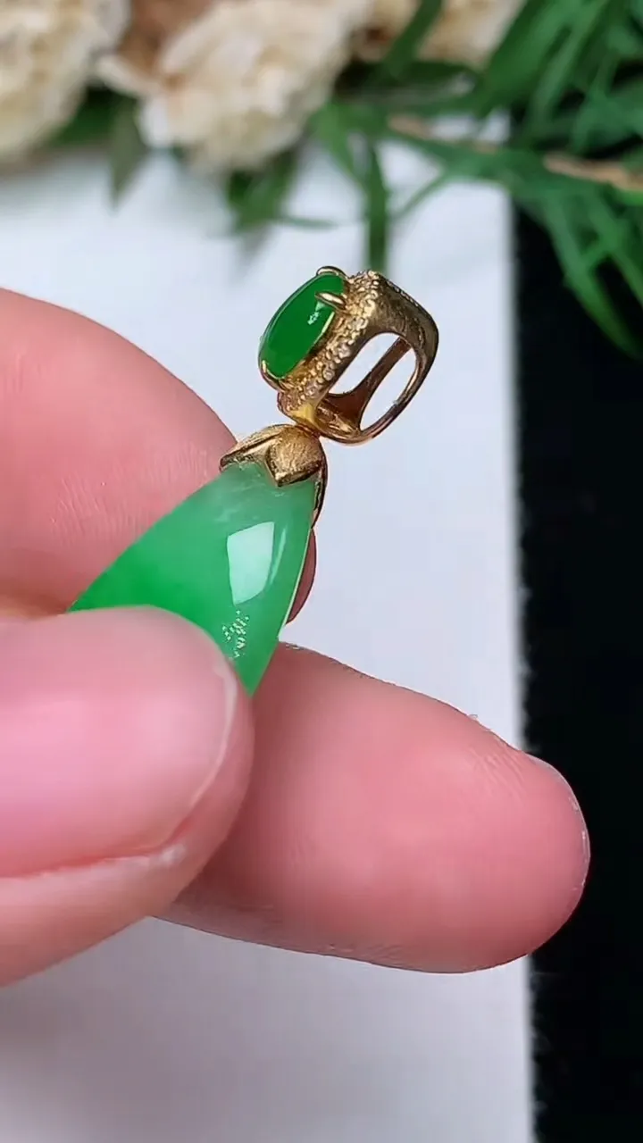 天然A货翡翠随形吊坠，尺寸24-12.5-8.8，重量:5.41g
12月31日