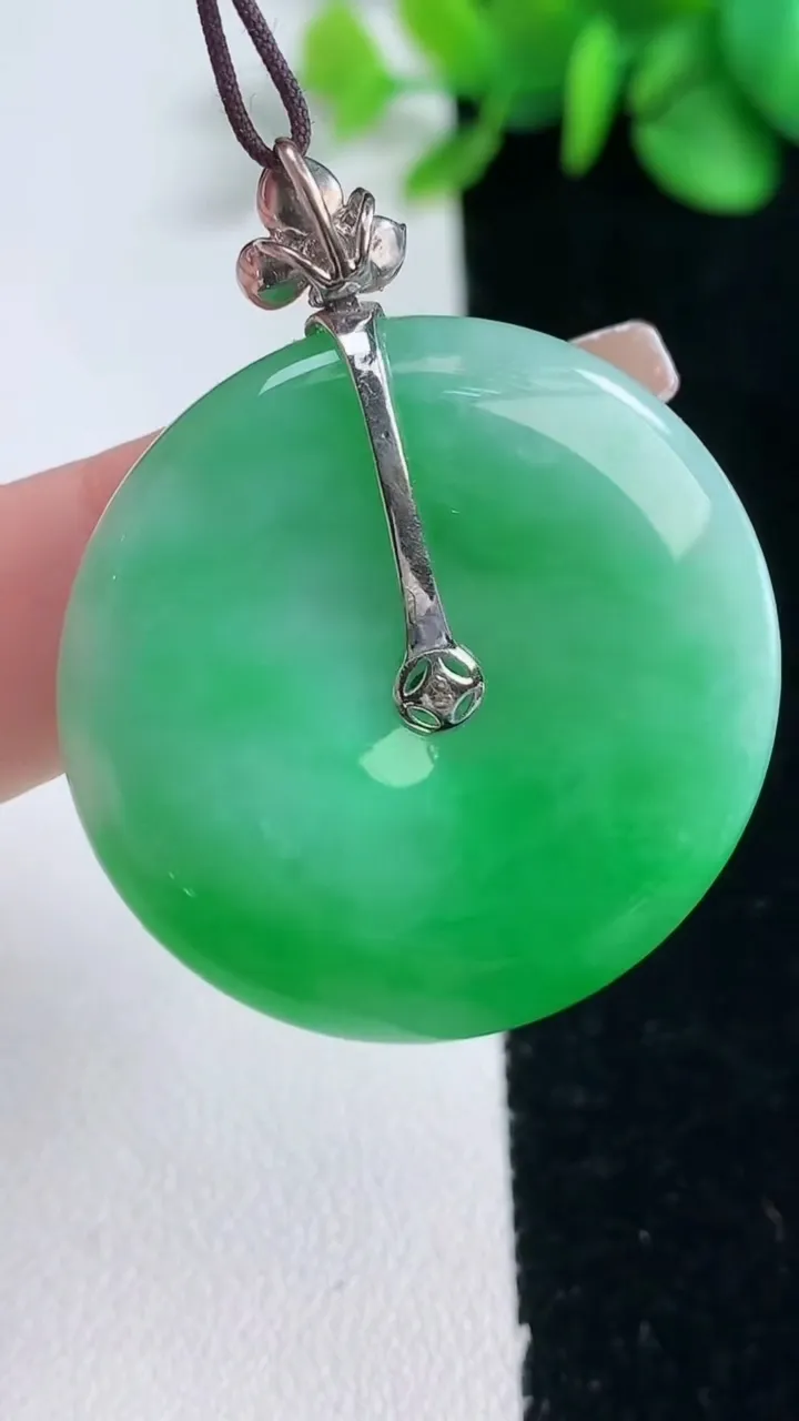 天然A货翡翠平安扣吊坠，尺寸33.5-5.6，重量:15.27g
12月31日