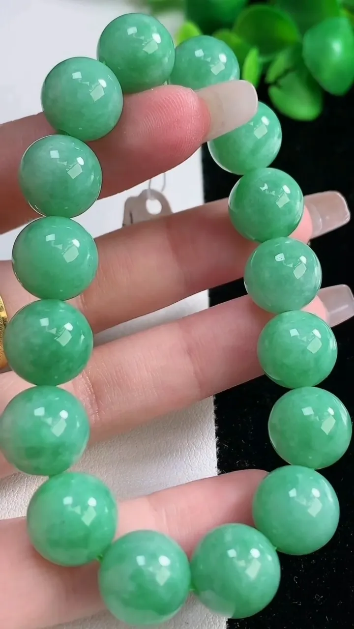 天然A货翡翠圆珠手串，尺寸12.3-16颗，重量:49.92g12月31日
工厂直销收藏佳品,种好水足，色泽均匀，有种有色，上手高大气！