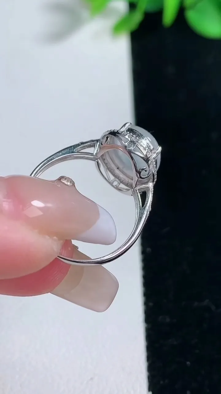 天然A货翡翠种白冰蛋面戒指，尺寸17.2-11-8.4-7.5，重量:2.00g2025年12月31日
工厂直销收藏佳品,种好水足，色泽均匀，有种有色，上手高大气！