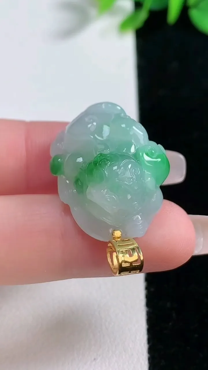 天然A货翡翠貔貅吊坠，尺寸23.5-17.6-13，重量:11.15g
12月31日