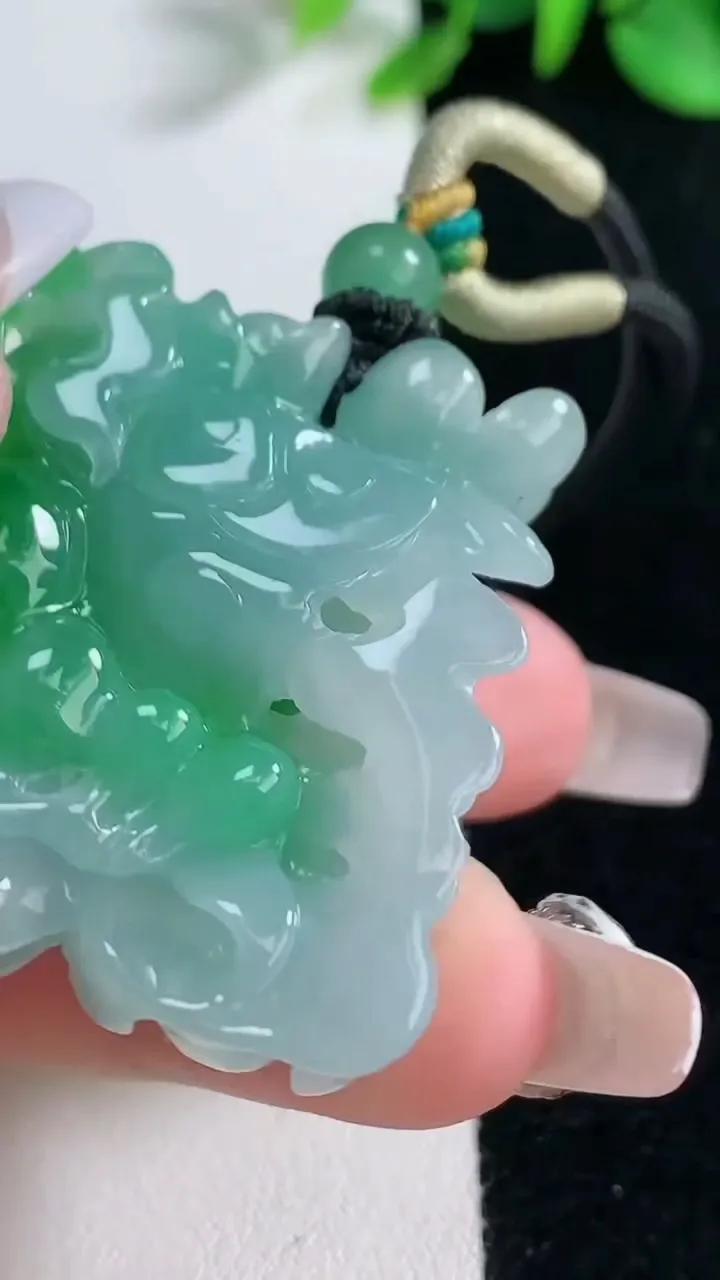 天然A货翡翠花开富贵吊坠，尺寸38.5-29.3-17.3，重量:27.78g
12月31日