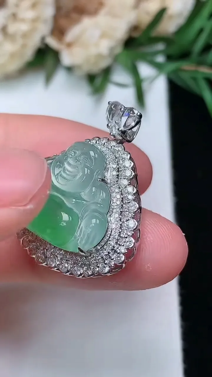 天然A货翡翠佛公吊坠，尺寸25.9-22-10.3，裸石14.4-17.7，重量:4.28g
12月31日