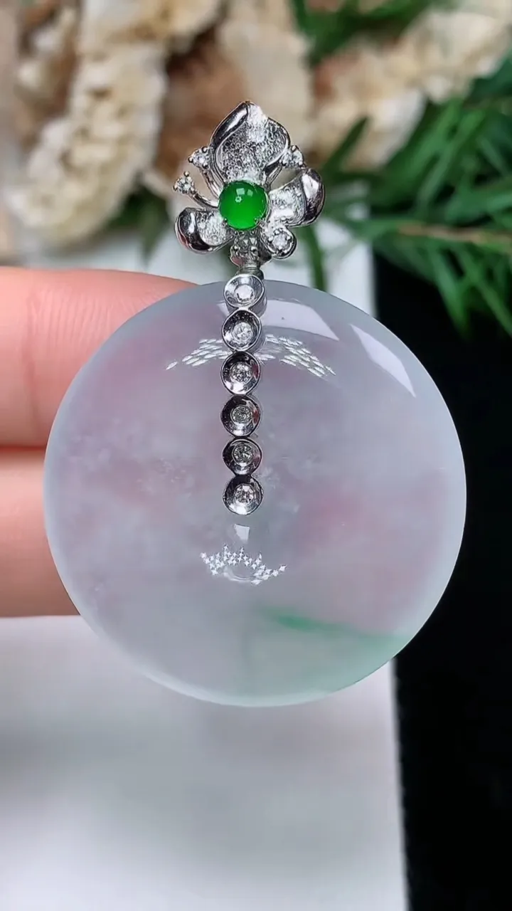 天然A货翡翠飘花平安扣吊坠，尺寸30-5.3，重量:11.00g
12月31日