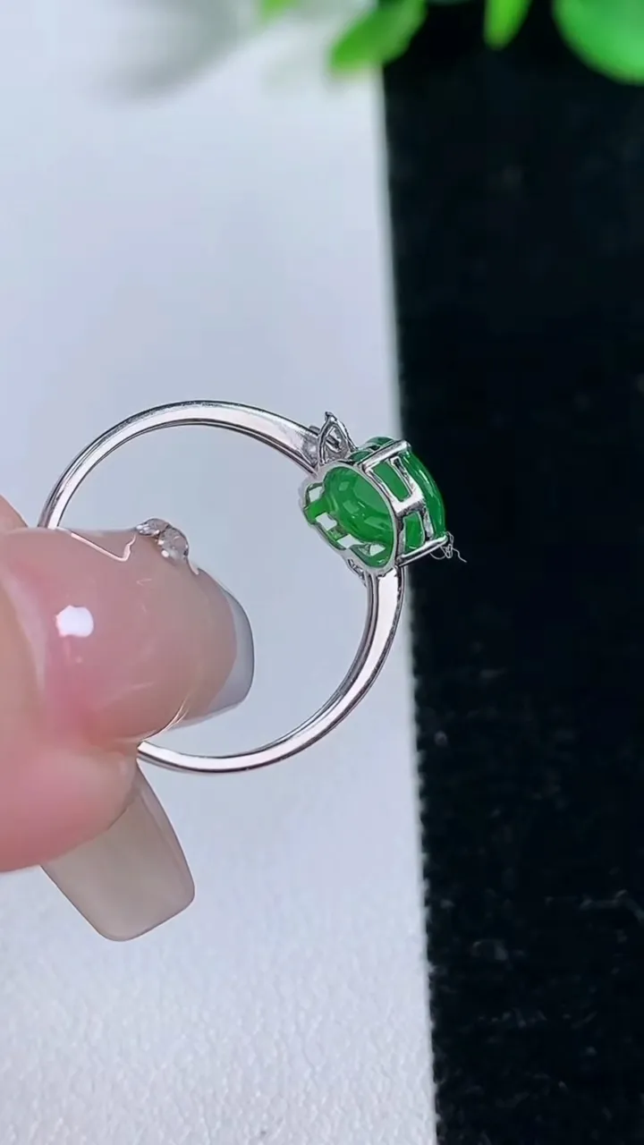 天然A货翡翠葫芦戒指，尺寸17.2-10.6-6.4-3.7，重量:1.30g2025年12月31日
工厂直销收藏佳品,种好水足，色泽均匀，有种有色，上手高大气！