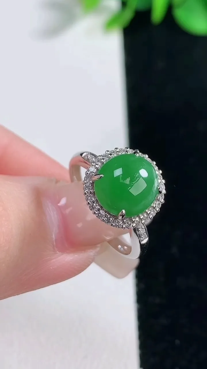 天然A货翡翠蛋面戒指，尺寸16.6-9.6-8.5-7.4，重量:2.73g2025年12月31日
工厂直销收藏佳品,种好水足，色泽均匀，有种有色，上手高大气！