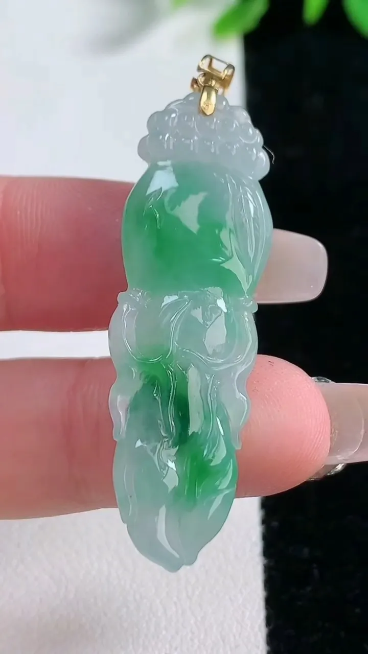 天然A货翡翠人参如意吊坠，尺寸42.8-13.8-5.6，重量:5.86g
12月31日