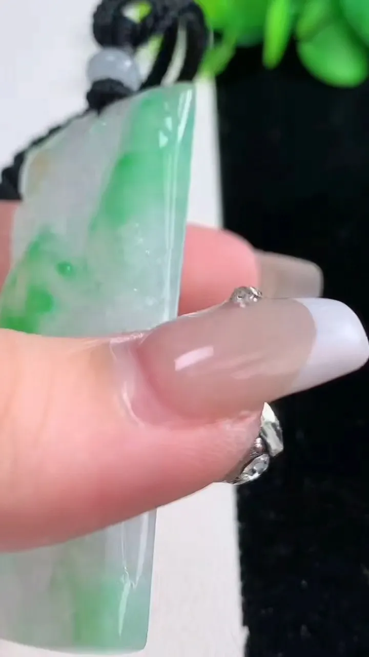 天然A货翡翠山水牌吊坠，尺寸59.8-34-5，重量:29.39g
12月31日