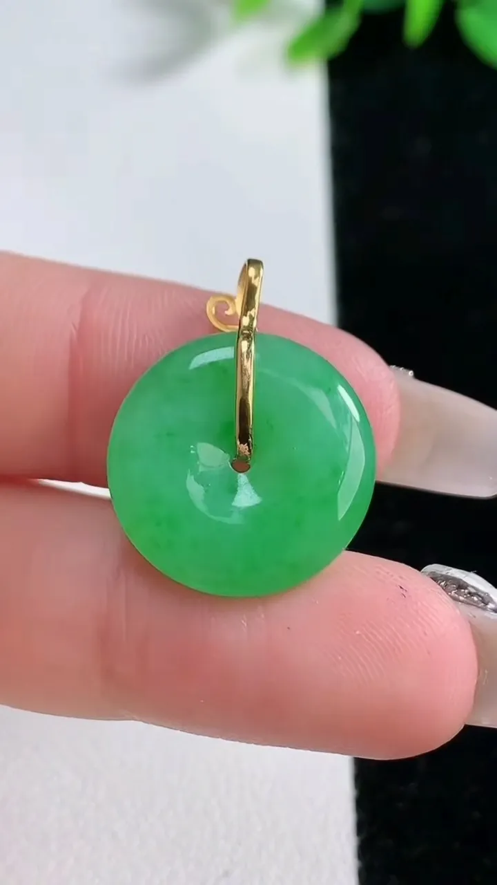 天然A货翡翠平安扣吊坠，尺寸17.6-3.5，重量:2.43g
12月31日