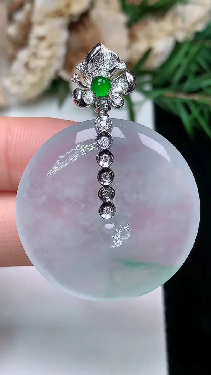 天然A货翡翠飘花平安扣吊坠，尺寸30-5.3，重量:11.00g
12月31日