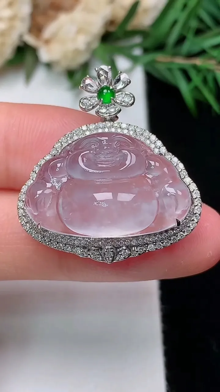 天然A货翡翠白冰佛公吊坠，尺寸27.7-25.7-12，裸石14-22.5，重量:5.50g
12月