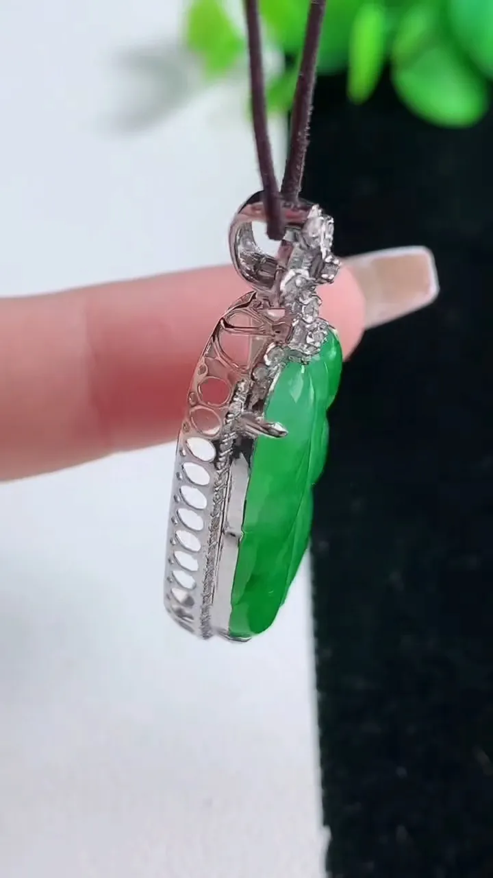 天然A货翡翠金枝玉叶 叶子吊坠，尺寸40-14-7.3，裸石28-12.6重量:5.78g
12月31日