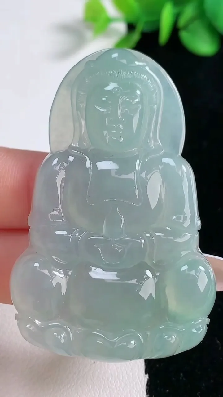 天然A货翡翠观音菩萨吊坠，尺寸57.2-37.2-5.6，重量:21.07g
12月31日