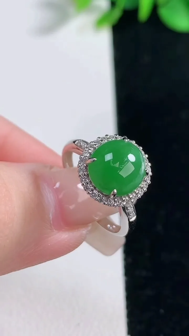 天然A货翡翠蛋面戒指，尺寸16.6-9.6-8.5-7.4，重量:2.73g2025年12月31日
