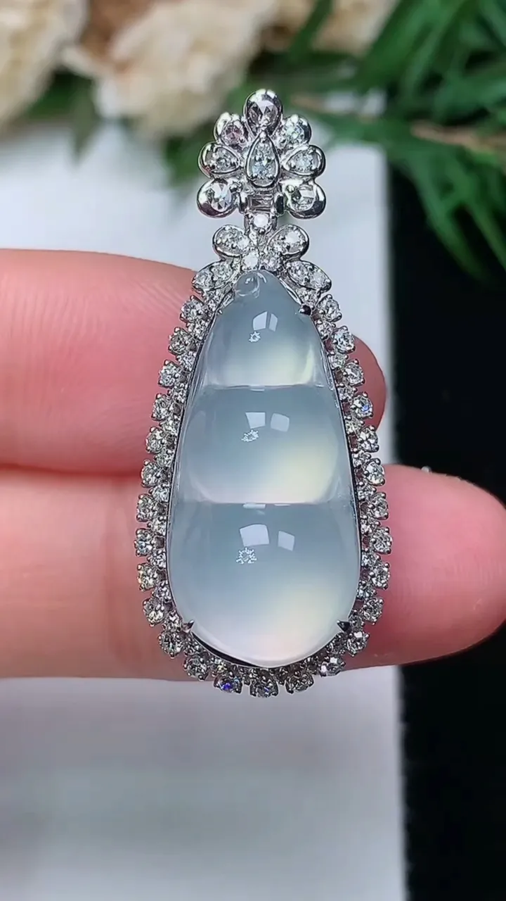 天然A货翡翠白冰福豆吊坠，尺寸33.8-14.3-11.5，裸石21.5-10.2，重量:5.21g