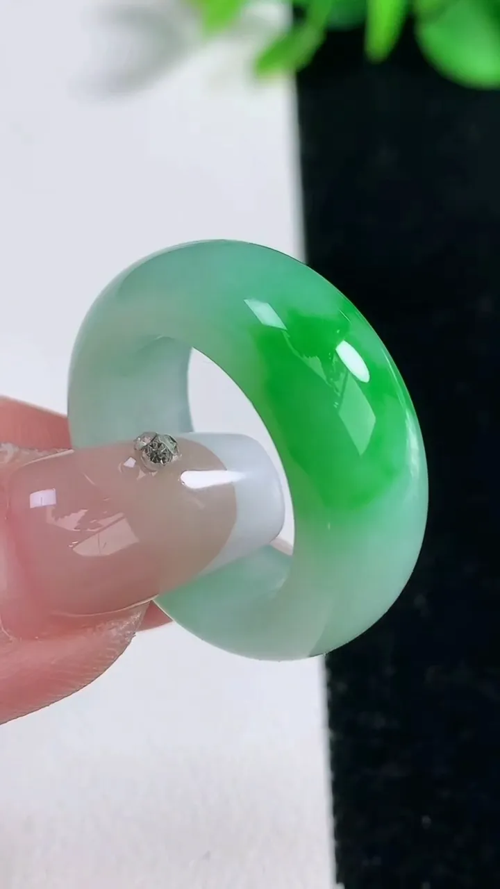 天然A货翡翠指环戒指，尺寸18.3-8.9-4.7，重量:8.35g2025年12月31日
工厂直销收藏佳品,种好水足，色泽均匀，有种有色，上手高大气！