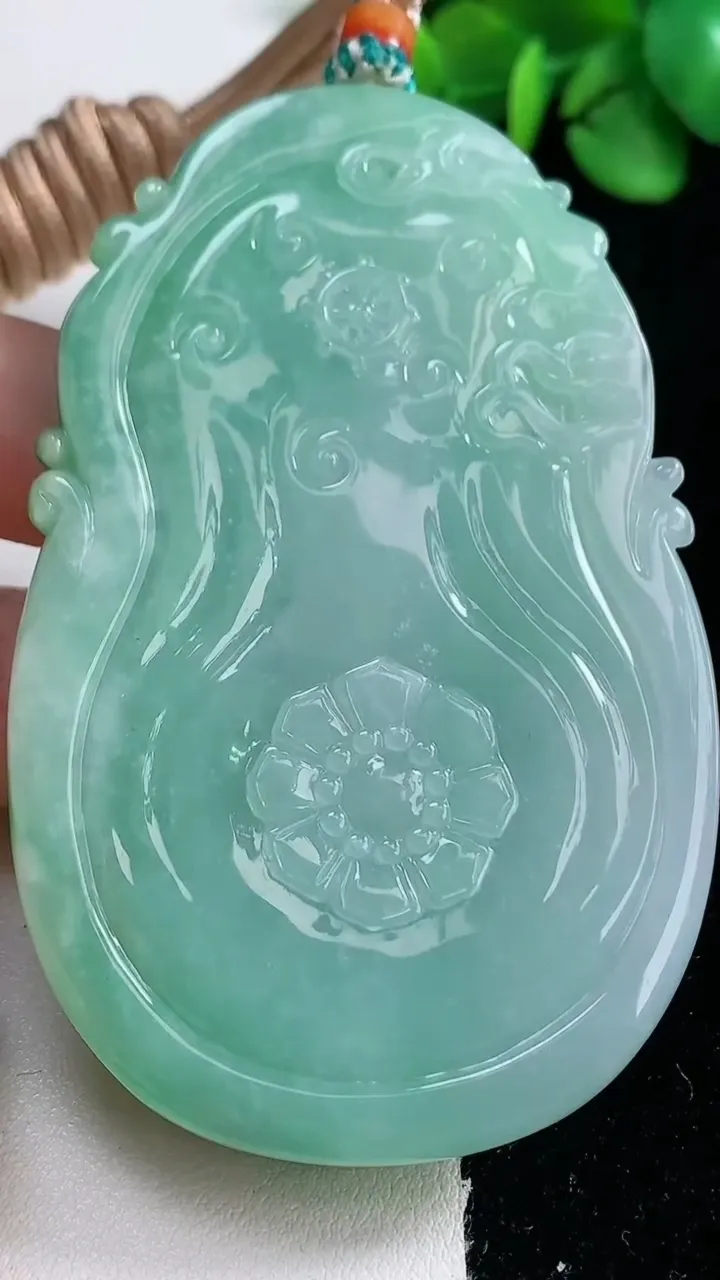 天然A货翡翠祥龙观音菩萨吊坠，尺寸76.5-48-11.3，重量:81.44g
12月31日