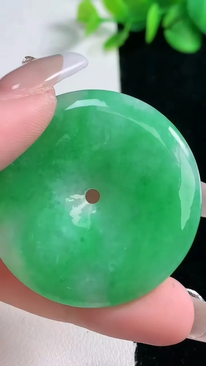 天然A货翡翠平安扣吊坠，尺寸42-5.9，重量:21.80g
12月31日