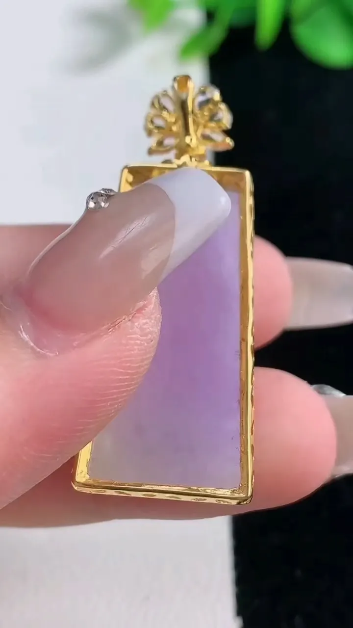 天然A货翡翠18K金紫罗兰无事牌吊坠，尺寸40.8-16-8.8，裸石29.2-14.8重量:7.86g
12月31日