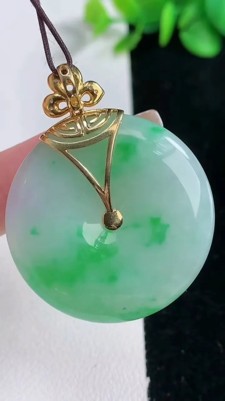 天然A货翡翠平安扣吊坠，尺寸34.3-5.6，重量:16.29g
12月31日