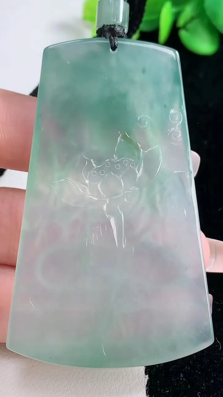 天然A货翡翠大势至菩萨吊坠，尺寸66.7-40.4-5.2，重量:37.80g
12月31日