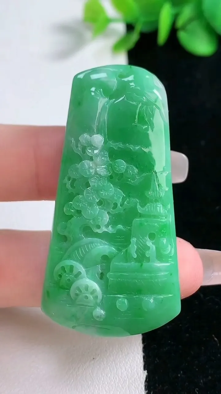 天然A货翡翠山水牌吊坠，尺寸52.2-26-9，重量:27.42g
12月31日