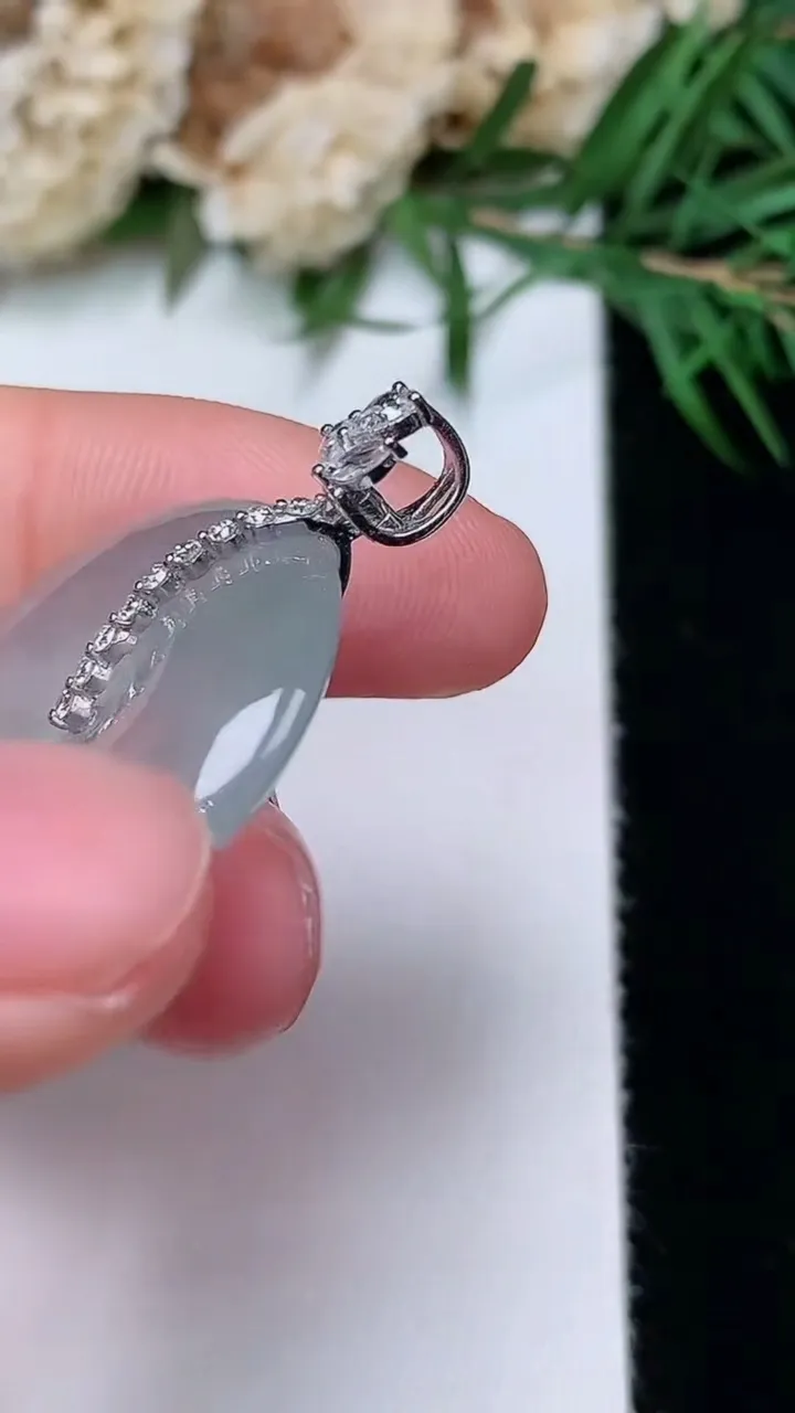 天然A货翡翠白冰平安扣吊坠，尺寸25.3-5.4，重量:7.49g
12月31日