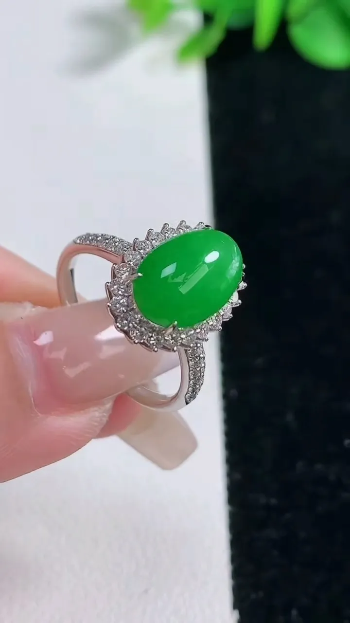 天然A货翡翠蛋面戒指，尺寸17.3-12-7.7-9.3，重量:4.02g2025年12月31日
工厂直销收藏佳品,种好水足，色泽均匀，有种有色，上手高大气！