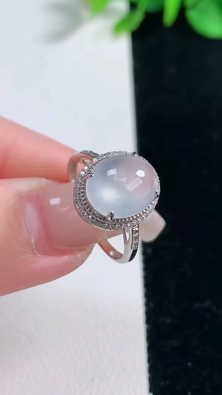 天然A货翡翠种白冰蛋面戒指，尺寸17.2-11-8.4-7.5，重量:2.00g2025年12月31