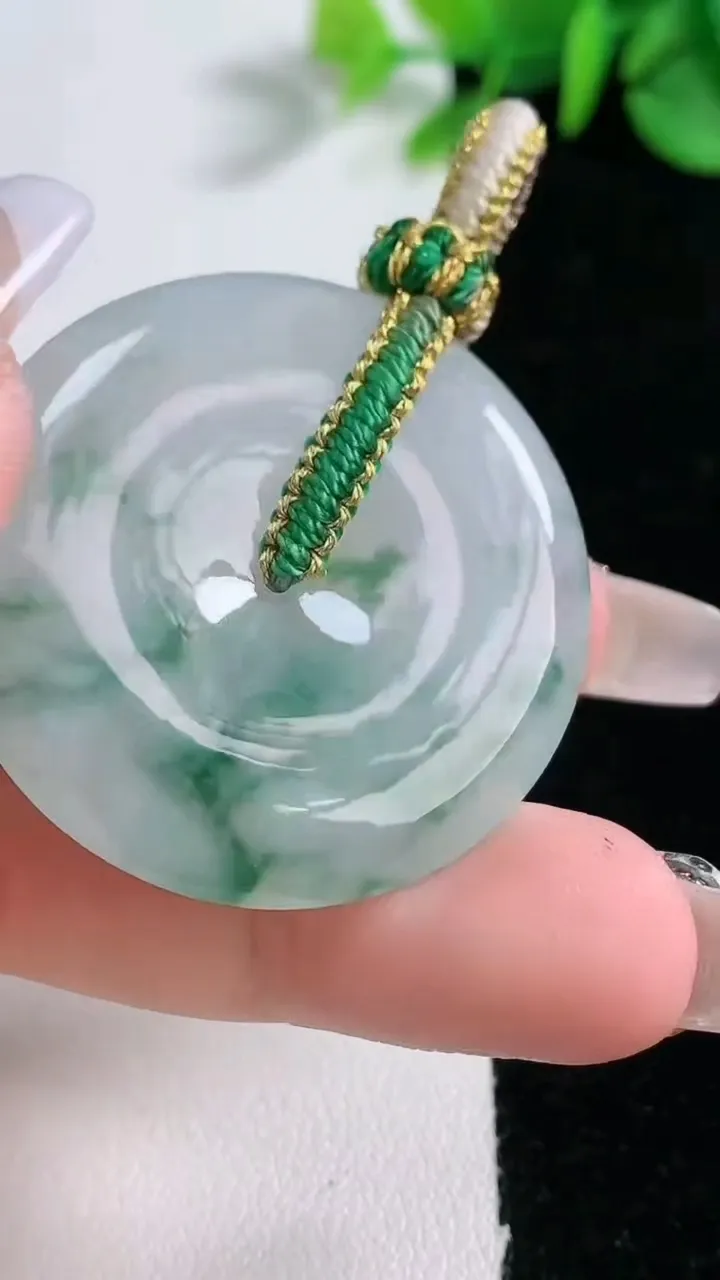 天然A货翡翠冰种飘花平安扣吊坠，尺寸36.2-5.4，重量:16.47g
12月31日