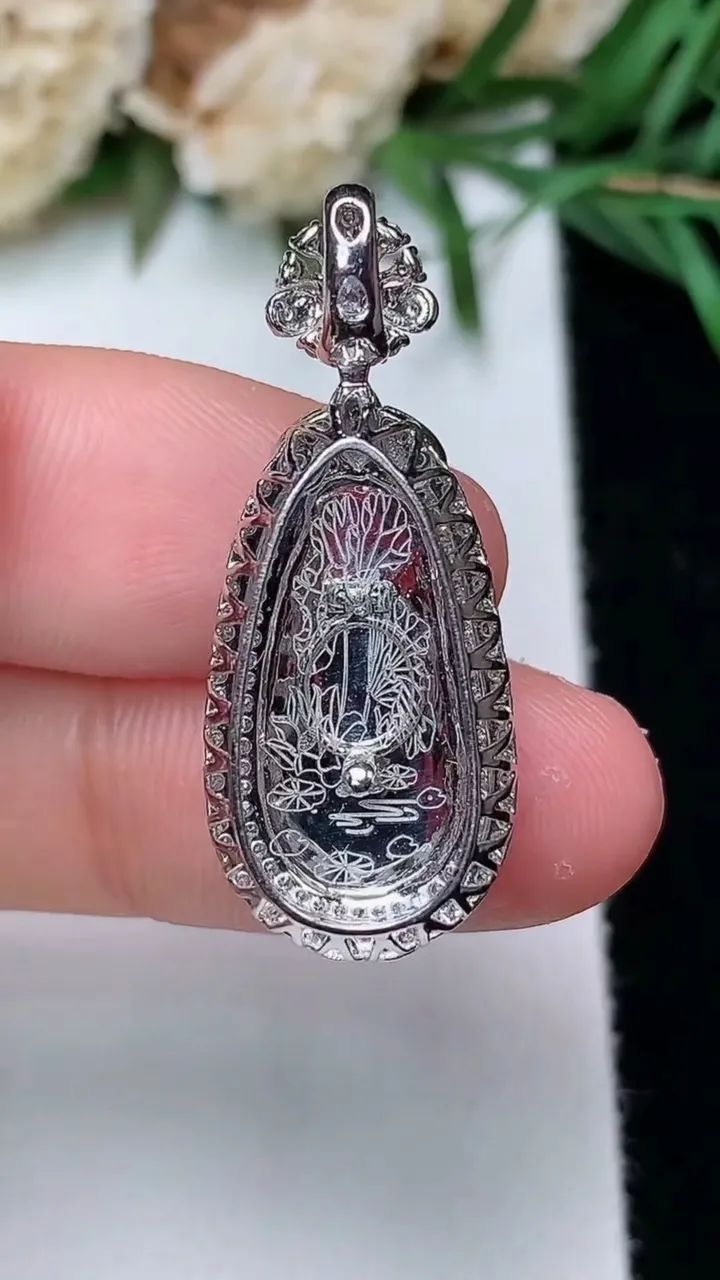 天然A货翡翠福豆吊坠，尺寸30.8-12.4-9，裸石17.5-8.5
12月31日