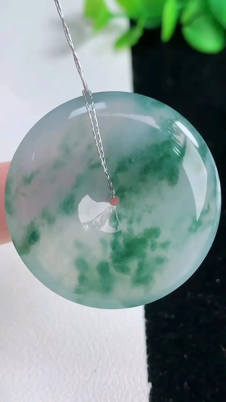 天然A货翡翠种飘花平安扣吊坠，尺寸36-6.4，重量:16.40g
12月31日