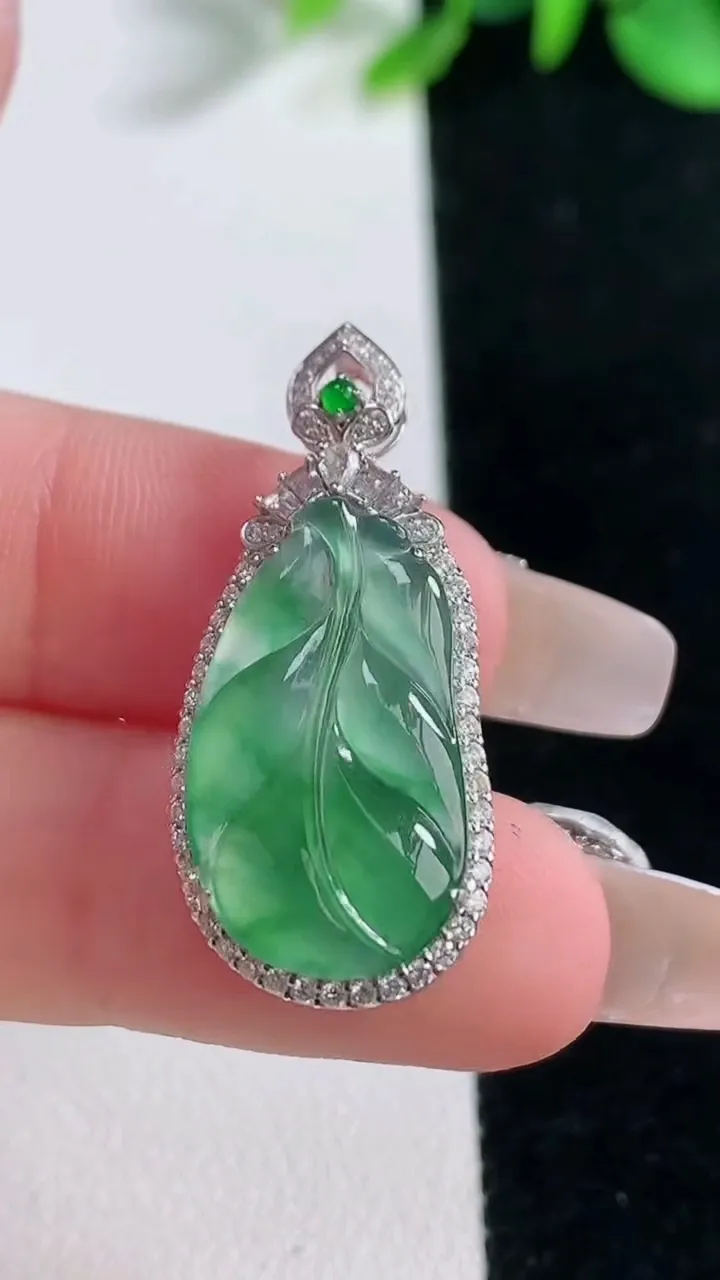 天然A货翡翠金枝玉叶 叶子吊坠，尺寸32-14.2-6.4，裸石22.2-12重量:3.11g
12