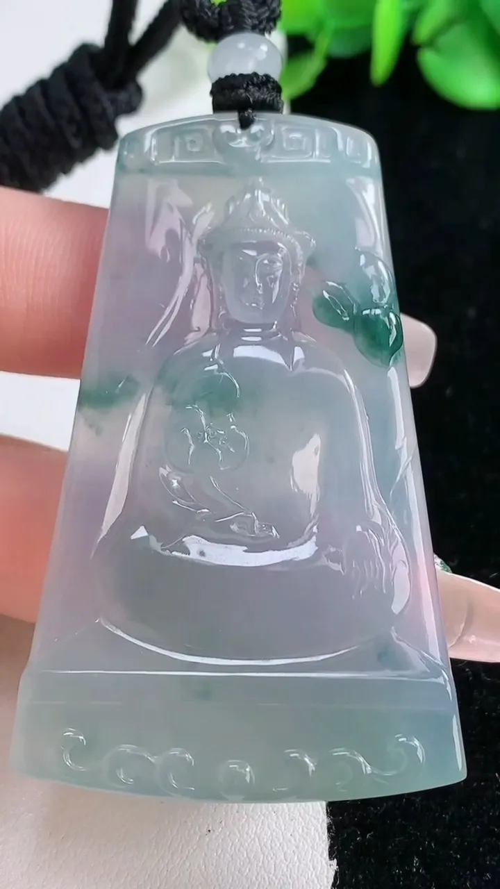 天然A货翡翠种飘花大势至菩萨吊坠，尺寸59-36.7-5.4，重量:31.38g
12月31日