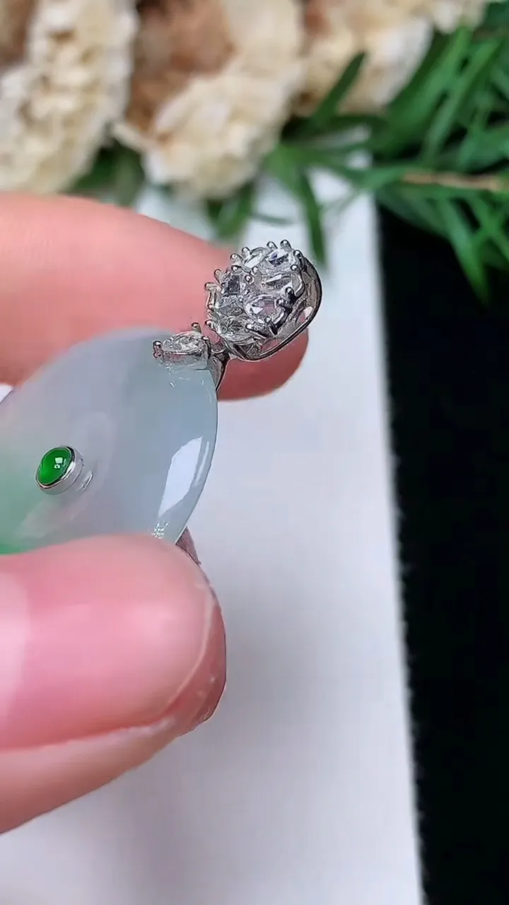 天然A货翡翠平安扣吊坠，尺寸23.2-4，重量:5.35g
12月31日