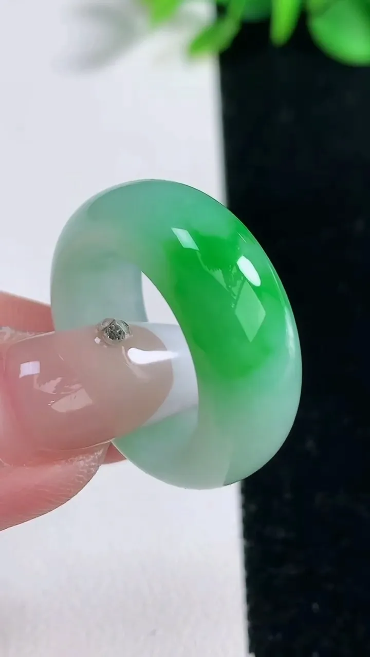 天然A货翡翠指环戒指，尺寸18.3-8.9-4.7，重量:8.35g2025年12月31日
工厂直销