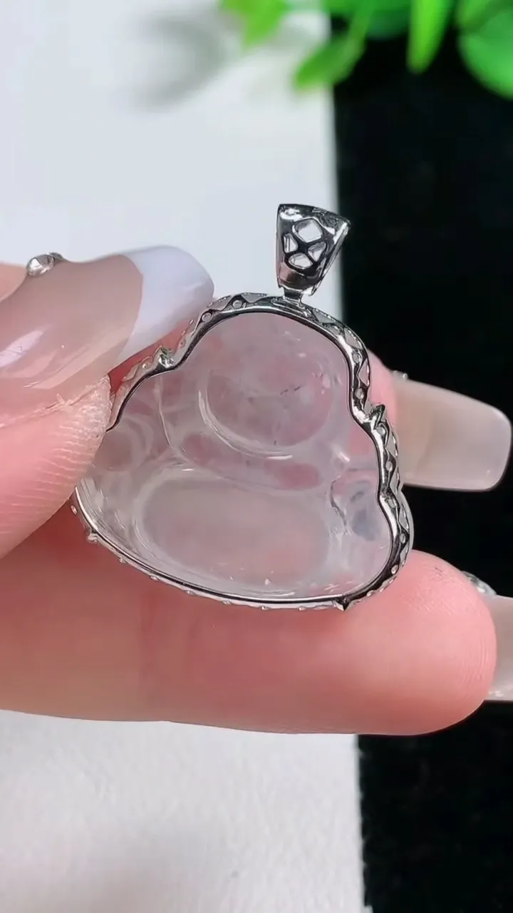 天然A货翡翠种白冰佛公吊坠，尺寸21-24-6.3，重量:4.04g
12月31日