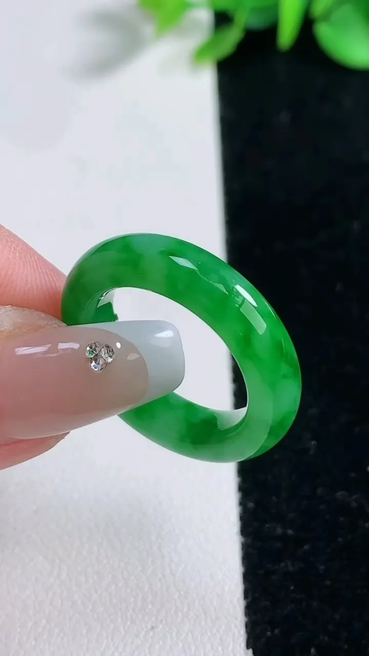 天然A货翡翠指环戒指，尺寸17.6-5.2-4.1，重量:4.85g2025年12月31日
工厂直销收藏佳品,种好水足，色泽均匀，有种有色，上手高大气！