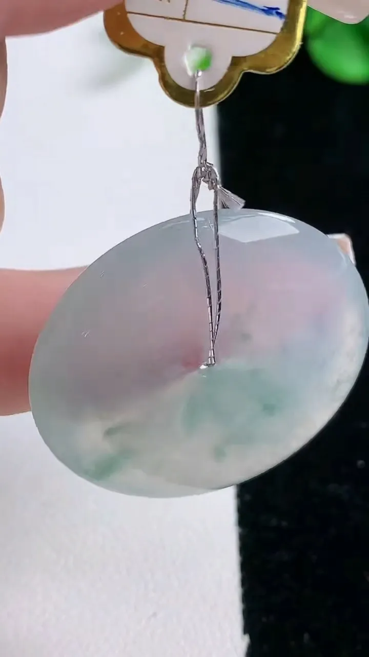 天然A货翡翠种飘花平安扣吊坠，尺34.7-5.8，重量:14.38g
12月31日