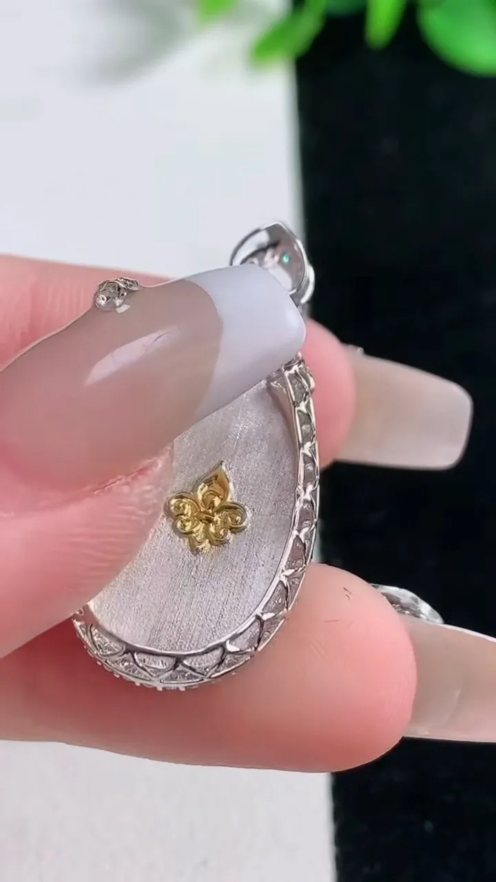 天然A货翡翠金枝玉叶 叶子吊坠，尺寸32-14.2-6.4，裸石22.2-12重量:3.11g
12月31日