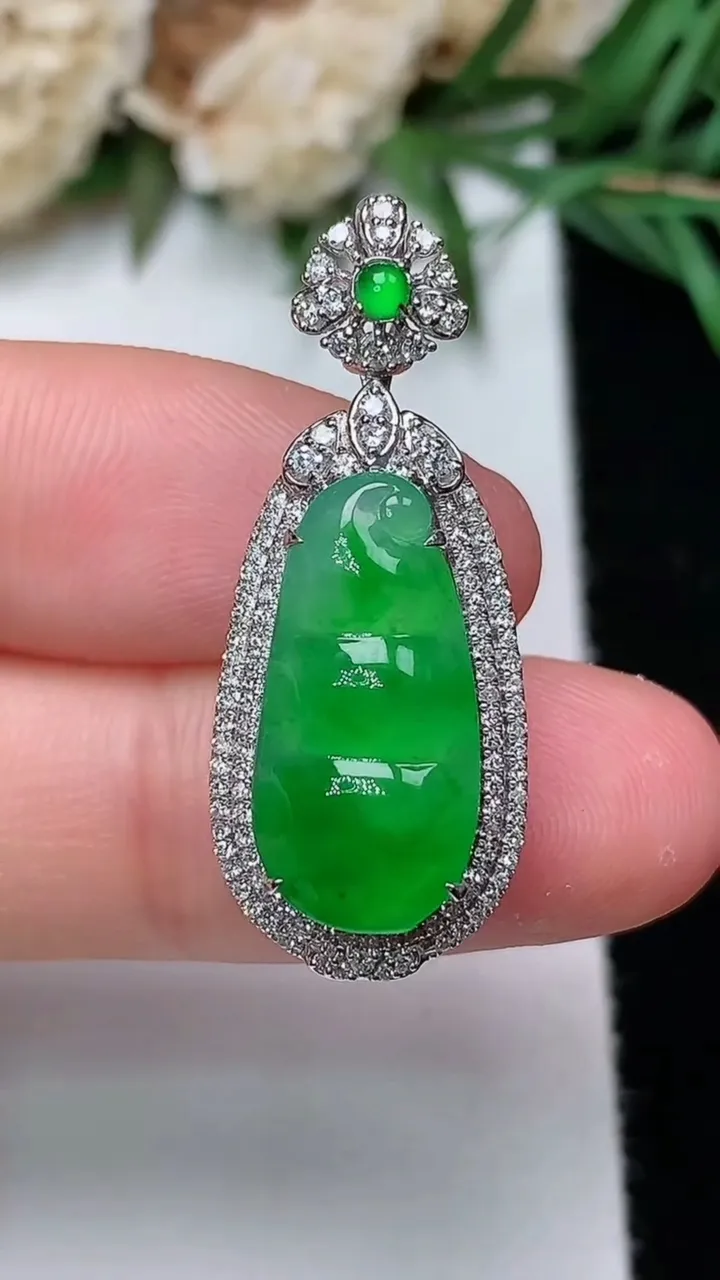 天然A货翡翠福豆吊坠，尺寸30.8-12.4-9，裸石17.5-8.5
12月31日