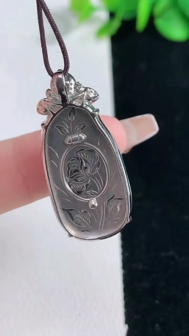 天然A货翡翠金枝玉叶 叶子吊坠，尺寸26.8-15-5.6，重量:5.69g
12月31日