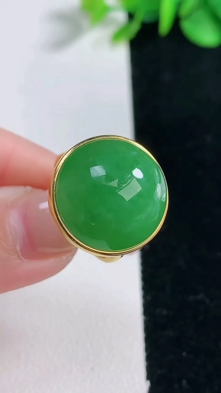 天然A货翡翠蛋面戒指，尺寸17.6-19-8.7，重量:6.47g2025年12月31日
工厂直销收藏佳品,种好水足，色泽均匀，有种有色，上手高大气！