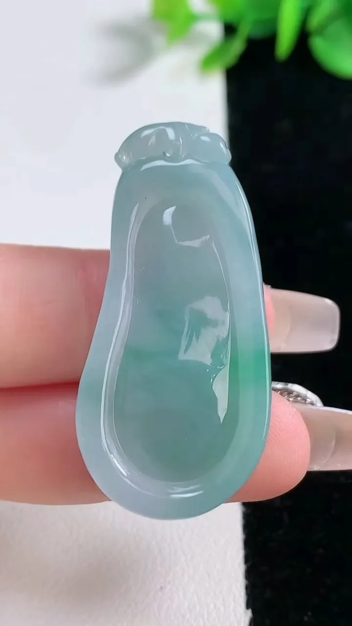 天然A货翡翠福瓜吊坠，尺寸41.6-20-10，重量:15.29g
12月31日