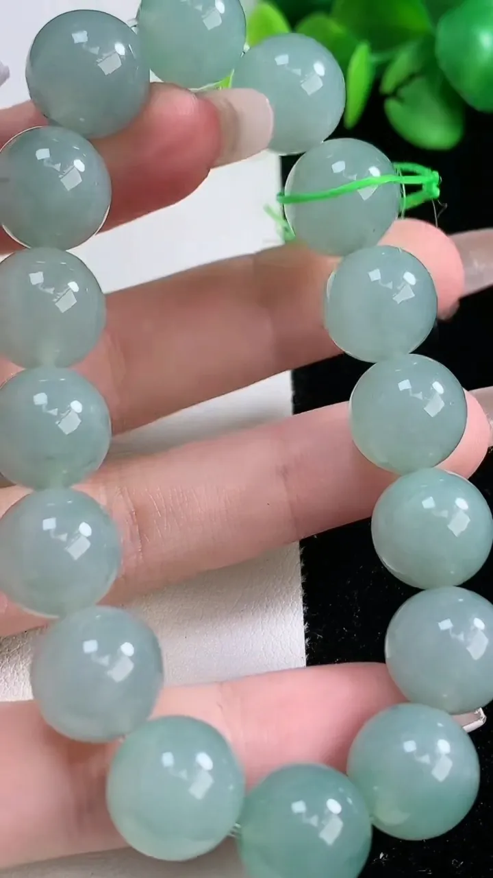 天然A货翡翠圆珠手串，尺寸12.4-16颗，重量:52.97g12月31日
工厂直销收藏佳品,种好水
