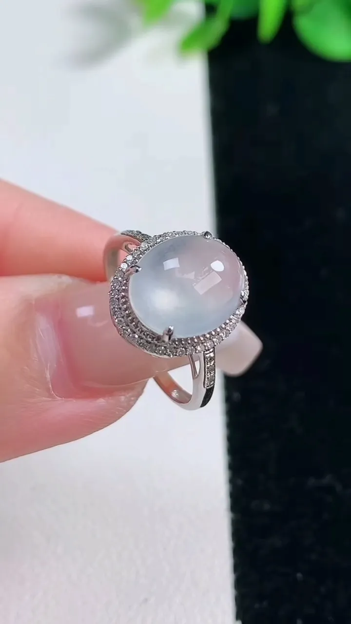 天然A货翡翠种白冰蛋面戒指，尺寸17.2-11-8.4-7.5，重量:2.00g2025年12月31日
工厂直销收藏佳品,种好水足，色泽均匀，有种有色，上手高大气！