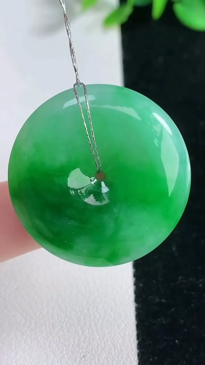 天然A货翡翠平安扣吊坠，尺寸30.5-7.7，重量:11.31g
12月31日