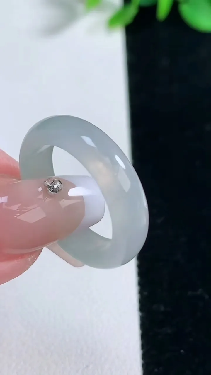 天然A货翡翠指环 戒指，尺寸18.3-5.4-3，重量:3.68g2025年12月31日
工厂直销收藏佳品,种好水足，色泽均匀，有种有色，上手高大气！